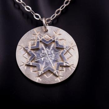 Halskette mit Anhänger "Schneeflocke"